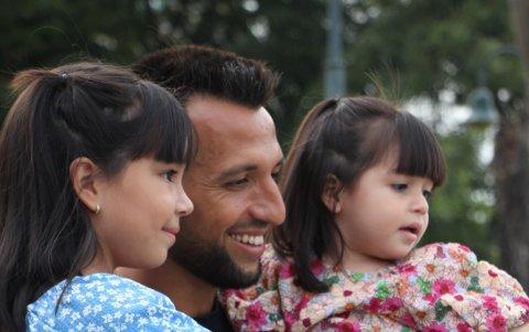 Aníbal, según su esposa Rocío, es el compinche de Lucía (i) y Delfina (d).