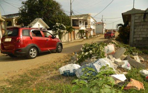 Las calles. Sirven de basurero, tienen huecos, son de tierra y, con apenas algo de lluvia, se llenan de lodo. La sombra es nula.