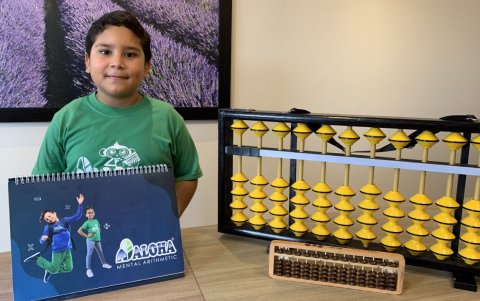 El niño Miguel Zúñiga, de 9 años, es uno de los beneficiados con el aprendizaje mediante el ábaco.