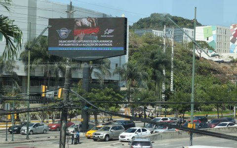 Escenario. Una pantalla de la avenida Del Bombero muestra a los detenidos.