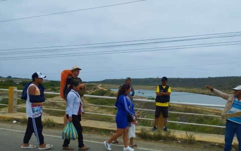 Los turistas se vieron obligados a caminar para pasar de una comuna a otra y eso incrementó la molestia entre la ciudadanía.