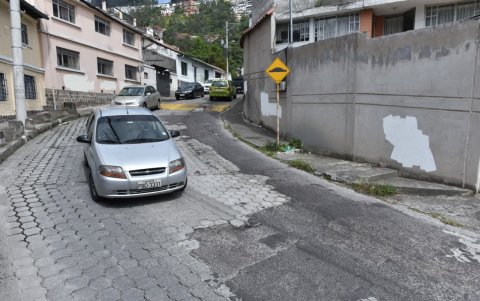 El Camino de los Conquistadores, en Guápulo, tiene pedazos de parques de asfalto, ya que el adoquín está roto. Por allí pasan autos, buses y camiones.
