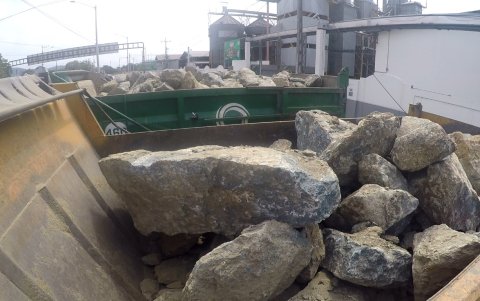 Carga que estaba en las volquetas municipales.