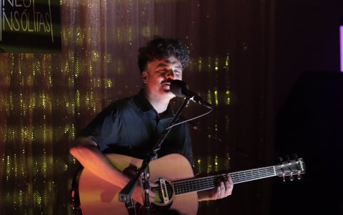 Álex en su show en el Sánchez Aguilar