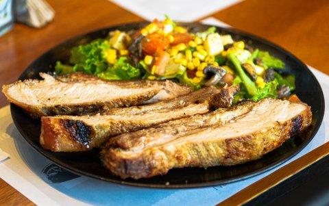 Los acompañantes complementan el asado.