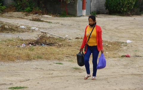Carencias. En toda la provincia de Santa Elena es posible ver vías en pésimo estado.