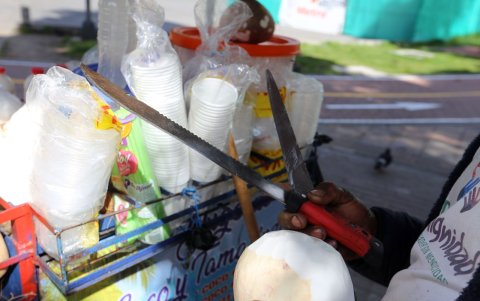 Pedido. Manuel Guzmán espera que sea a los delincuentes a quienes revisen.