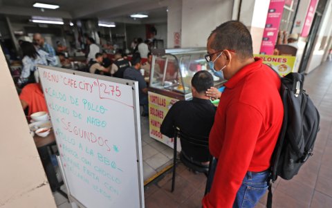 Restaurante.- Al tener que pagar el local, servicios básicos y a los empleados lo mínimo que pueden vender el almuerzo es a 2,75 dólares.