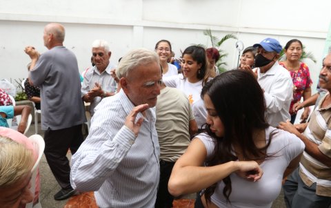 Los adultos mayores disfrutaron de bailar con todos los presentes