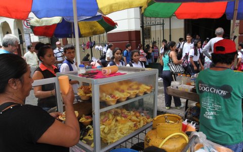 Situación.- Los alimentos en las carretas aumentan su precio al doble.