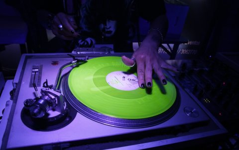 La tornamesa es un toca discos de vinilo antiguo. En 1925 apareció y superó al gramófono.