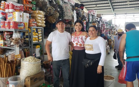 Junto a sus padres, Pablo Yumisaca y Elena Guacho.