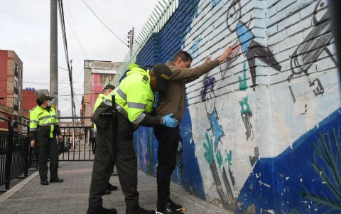 Agentes de la Policía registran a un individuo en Bogotá, Colombia