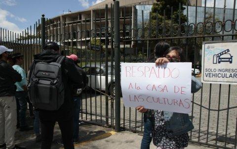 Respaldo. Ciudadanos acudieron a la entidad. Muchos se mantuvieron en vigilia.
