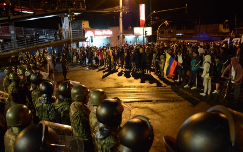 Manifestantes indígenas y militares en la Panamericana Sur