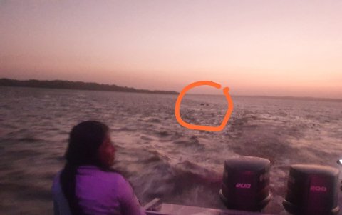 A la distancia, el sitio donde se hundió la lancha donde viajaban las dos personas.