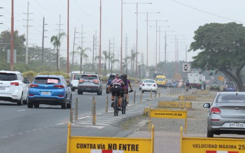 Vía. Diferentes biciusuarios utilizan la avenida.