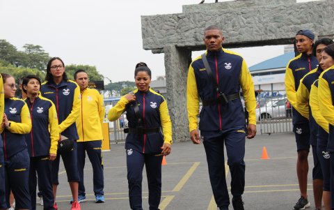 Congo junto a Escobar, ambos abanderados de Ecuador para los Juegos Bolivarianos 2022, durante la ceremonia oficial del viernes 17 de junio.