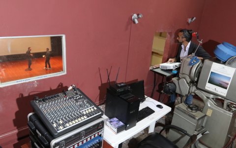 Pasado y presente. Federico Koelle revisa el proyector digital con el que se emiten las películas en estos días. A un costado, el viejo aparato que sirvió para lo mismo, pero hasta hace pocos años.