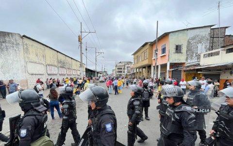 En el mercado Gómez Rendón, un grupo de policías resguardaba el plantón de los comerciantes.