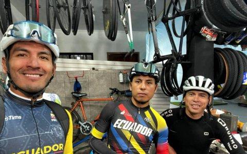 Sebastián Novoa, Benjamín Quinteros y Santiago Montenegro prepararon sus bicicletas en Cayambe.
