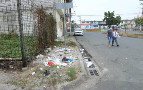 Los solares vacíos preocupa a los residentes de Las Orquídeas, pues estos son guarida de ladrones y focos de insalubridad.