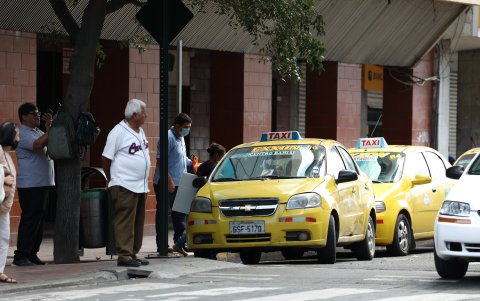 Cantones. En el centro, en los alrededores del parque Centenario hay taxis de cooperativas y también informales que llaman para su traslado a sectores del cantón Durán.