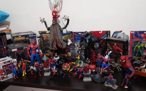 Damián Correa optó por coleccionar las figurillas de Spider-Man.