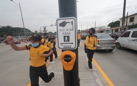 El botón de cambio de luz del semáforo, a veces, no funciona. Como los peatones no tienen respuesta inmediata se arriesgan a cruzar la vía corriendo.