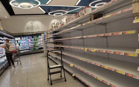 Así lucen las perchas de los alimentos en los supermercados.