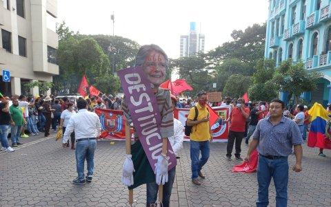 Marcha a favor del paro que se registró el lunes pasado en el centro de Guayaquil.