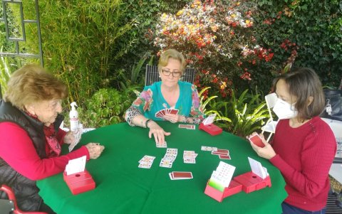 El bridge en los adultos mayores ayuda a ejercitar la mente.