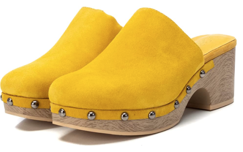 Los zuecos con colores estridentes son perfectos para conseguir un look atrevido.