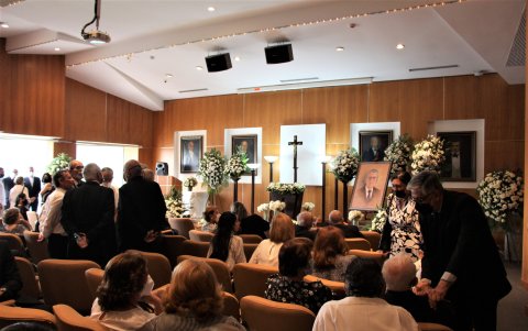 Hasta los salones de Gráficos Nacionales llegaron familiares amigos, empresarios, políticos y un gran número de colaboradores y excolaboradores suyos.