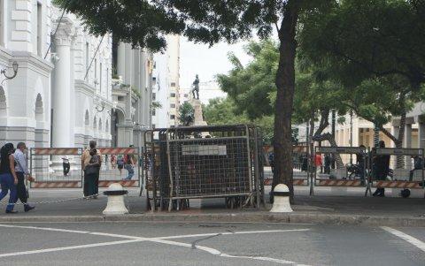 Bloqueo. El Municipio sigue amurallado ante las manifestaciones, hasta ayer, pacíficas que se han desarrollado en la ciudad.