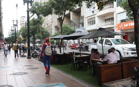 Visitas. En la 9 de Octubre o Urdesa se ha reducido la llegada de los comensales a restaurantes.