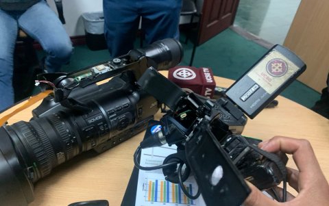 Equipos que los manifestantes destruyeron.