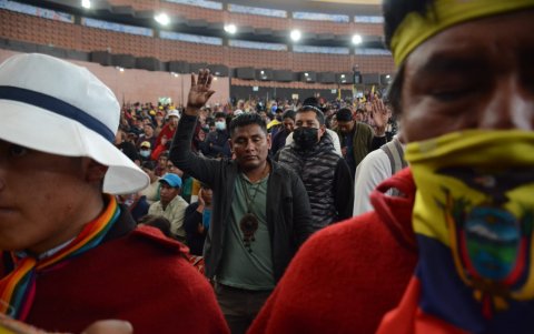 Oración. Para comenzar la Asamblea de Pueblo, los indígenas cantaron el himno del Ecuador y pronunciaron una plegaria.