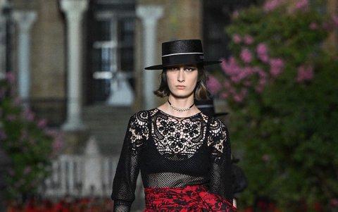 Traje que forma parte de la Colección Crucero 2023