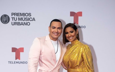 Victor Manuelle con su pareja, Frances.