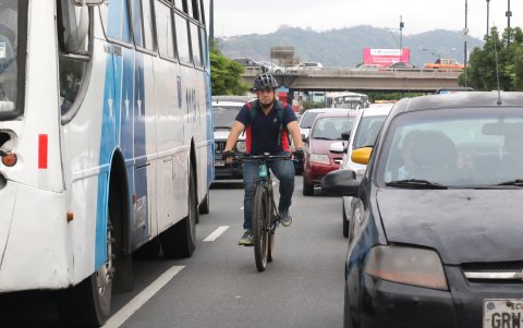 Dejar los carros en casa y dirigirse al trabajo en bicicleta es otra de las acciones que han tomado los conductores tras el aumento del combustible que usaban.
