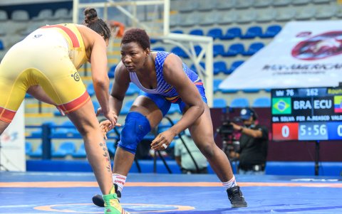 Génesis Reasco (d), luchadora ecuatoriana, en uno de sus combates.