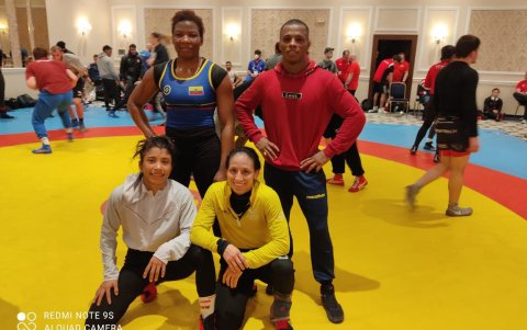 Génesis Reasco (i), junto a Andrés  Montaño. Abajo Lucía Yépez y Luisa Valverde, todos figuras de la lucha ecuatoriana.