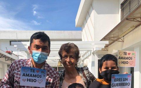 La familia de Geovanny acompañó al niño en el momento.