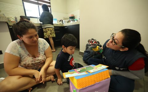 2. Acompañamiento. Ingrid Gorotiza apoya a su sobrino Axel Magallanes (3) en su proceso de aprendizaje.