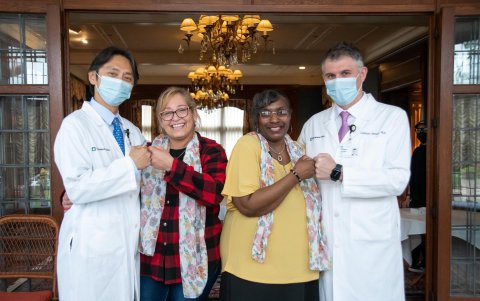 María Contreras (2i) y Mónica Davis (2d), que comparten un hígado dividido, mientras posan con los doctores Koji Hashimoto (i) y Cristiano Quintini (d) durante su primer encuentro.