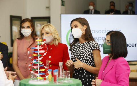 La primera dama con la monarca en la Asociación Española Contra el Cáncer.