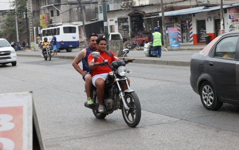 Desde 2017 rige en Guayaquil una ordenanza que prohíbe la circulación de dos hombres en moto; pero nunca se ha cumplido.