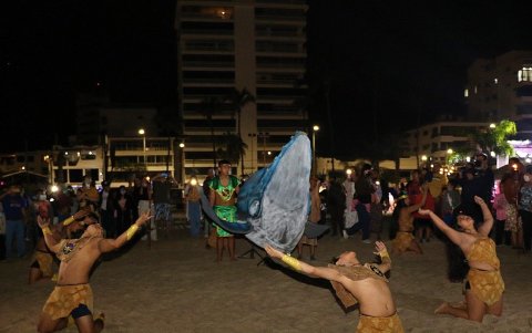Recibimiento. Un grupo de habitantes de Salinas brindó la tradicional danza de bienvenida a las ballenas, lo que forma parte del recibimiento de la temporada en el cantón.