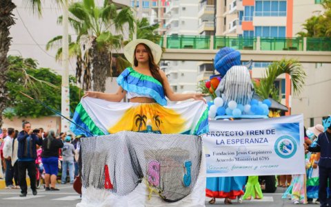 Con un colorido desfile se inició la temporada de las ballenas jorobadas en Salinas.